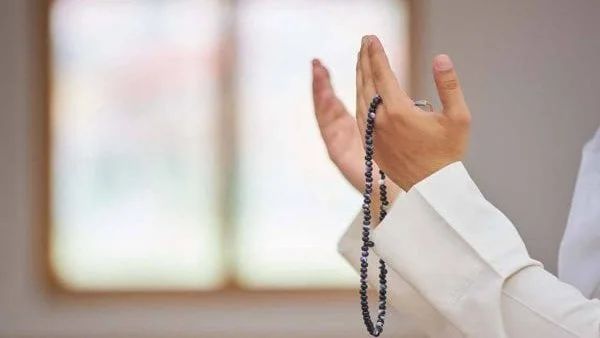 Doa Akhir Tahun dan Awal Tahun Hijriah: Makna, Adab, serta Waktu Membacanya